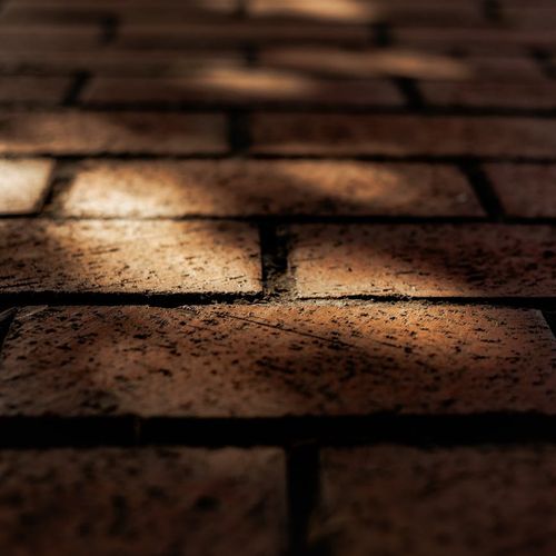 Abstract image representing clarity and light rays on a dark background.